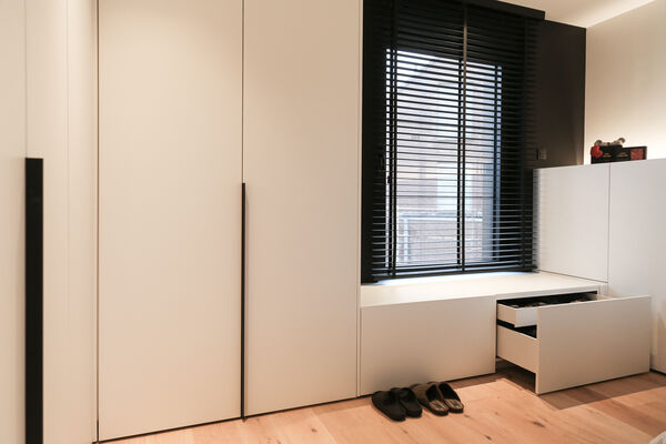 Vestiaire op maat met zitbank, lade en raamnis, realisatie van Ilwa Maatkasten