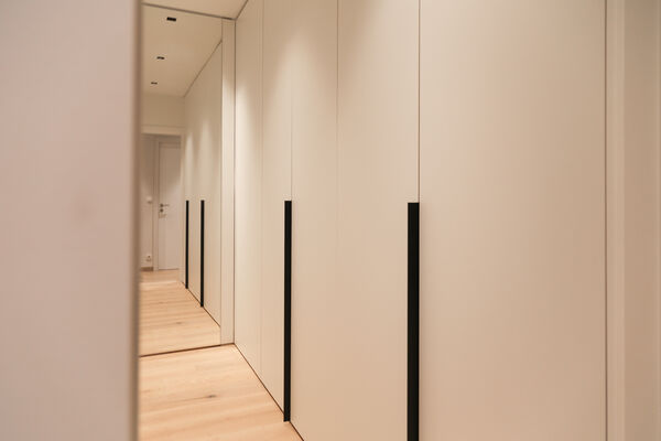 Dressing op maat in gebroken wit met zwarte verticale grepen, realisatie van Ilwa Maatkasten